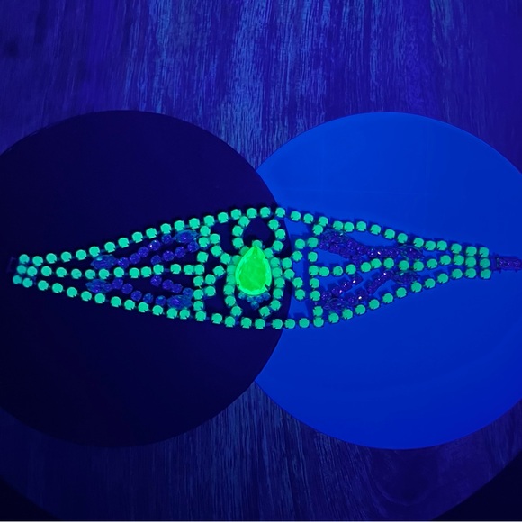 SOLD! Vintage 1930s Czech Uranium Glass Bijoux M.G. Spider Bracelet - Picture 1 of 12